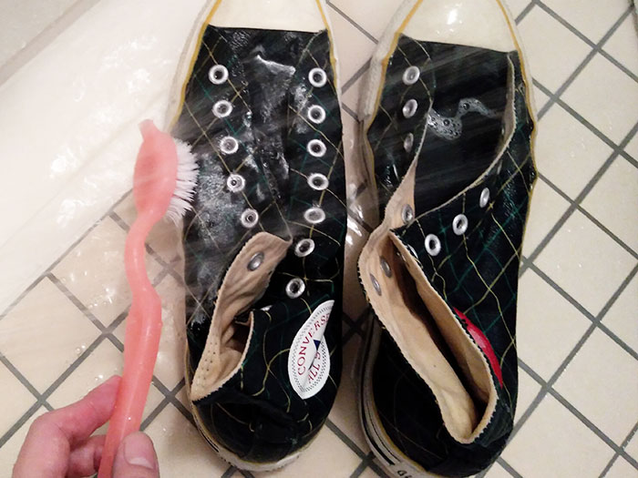 靴全体をブラシで擦って洗う